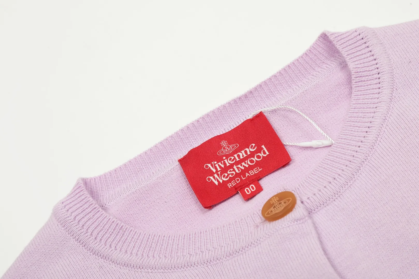 VIVI115 # vivienne west wood Vivienne classic knitted sweater wool cardigan 2024 autumn latest style Exclusive and highest quality on the entire network Order with confidence - 🧩 15% merino cotton wool 85% wool blend 🧩Correct Italian 🇮🇹100% wool washed wheat logo 🧩Original purchase, real mold opening 🧩Original purchase records and comparison pictures can be provided. Place your order with confidence. 🧩Instant sale of all Taobao 300+ versions. The purchasing quality is excellent. It is definitely not a copywriter party. It is a real good product. The real product far exceeds the budget. Size: S -M- L. Color: black, white, light green, purple, apricot.